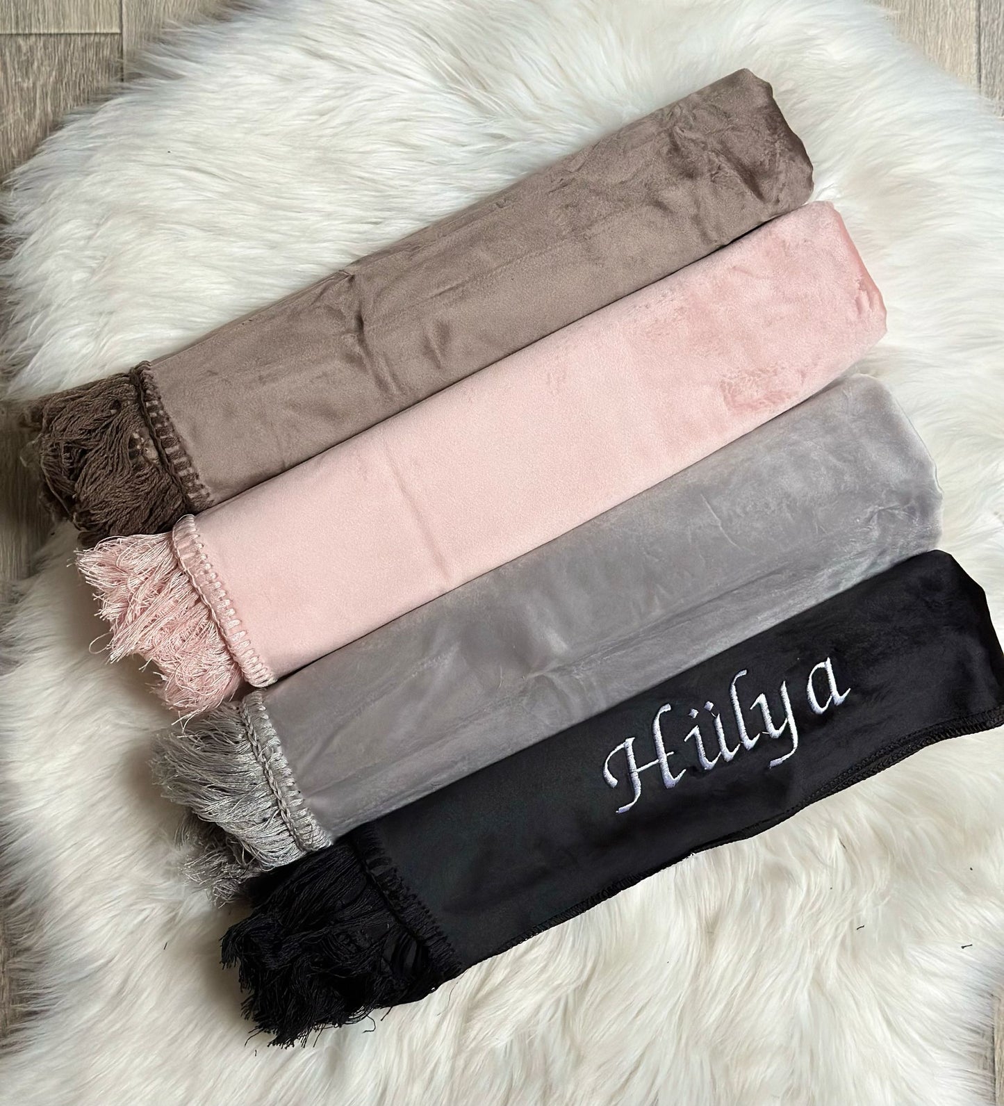 Gebedskleed met naam velvet | Taupe | Geborduurd