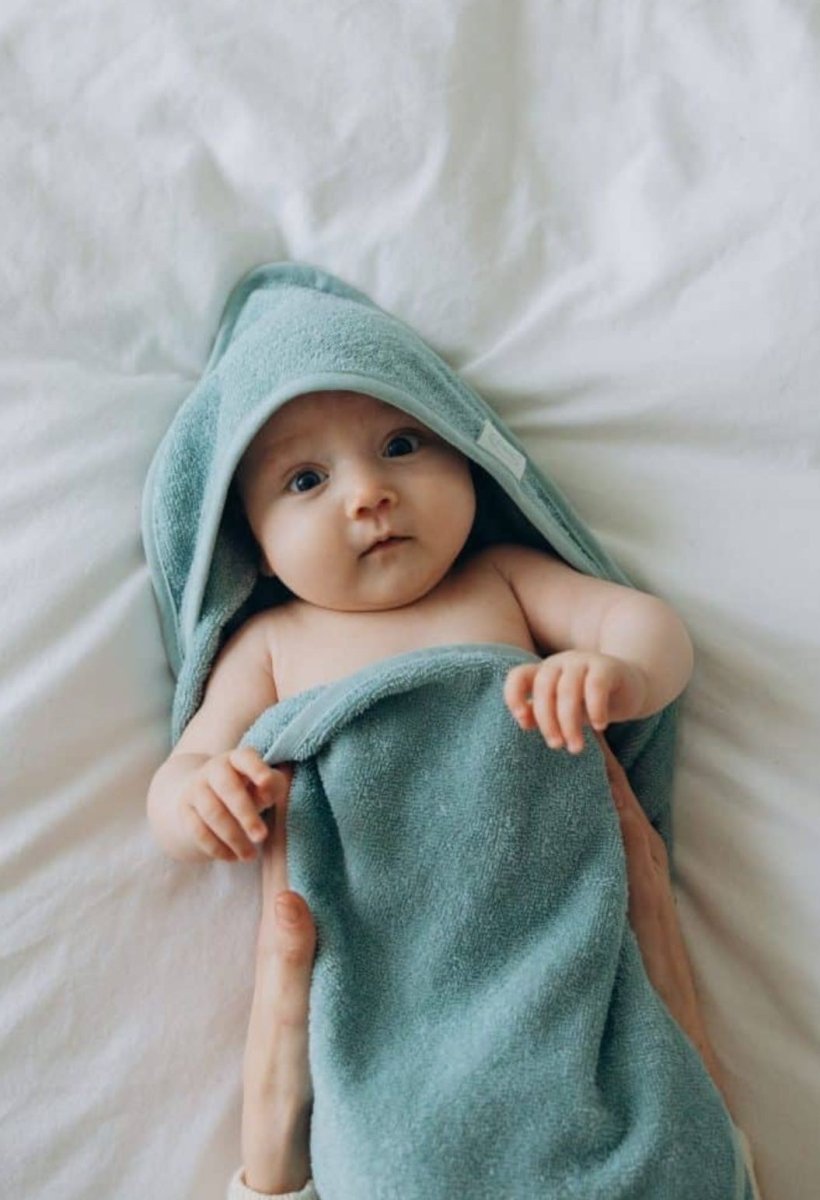 Badcape met naam – Persoonlijk en zacht kraamcadeau - Stonegreen - Maatje voor Maatje