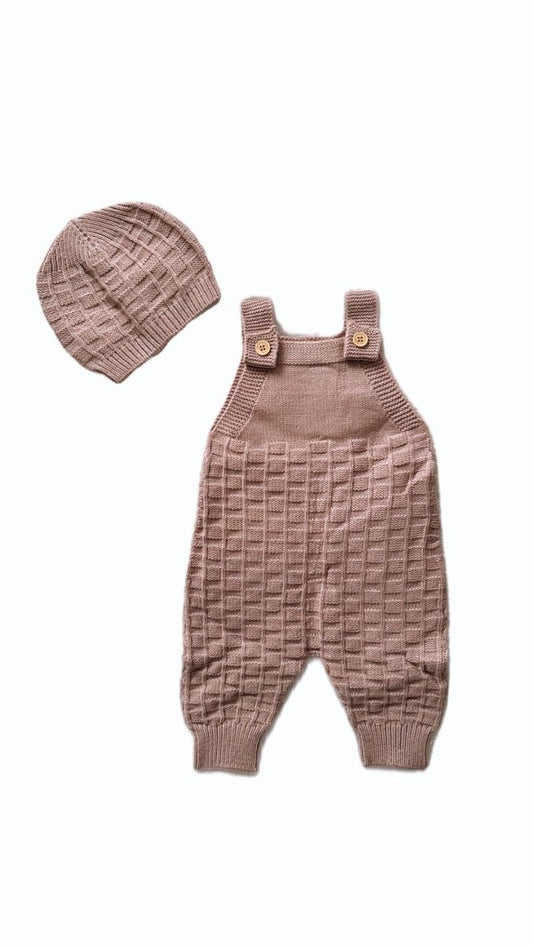 Gebreide beige tuinbroekje met naam – lief gepersonaliseerd kraamcadeau - Maatje voor Maatje