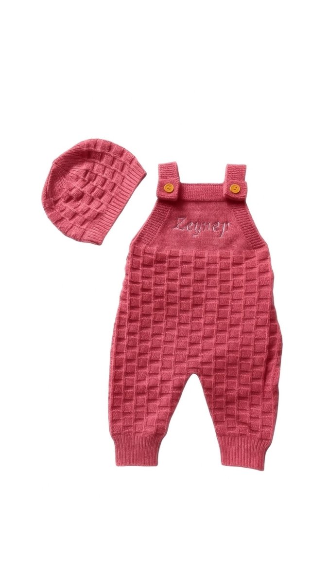 Gebreide roze tuinbroekje met naam – lief gepersonaliseerd kraamcadeau - Maatje voor Maatje