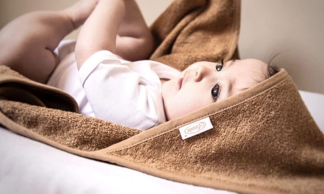 Badcape met naam – Persoonlijk en zacht kraamcadeau - Stonegreen - Maatje voor Maatje