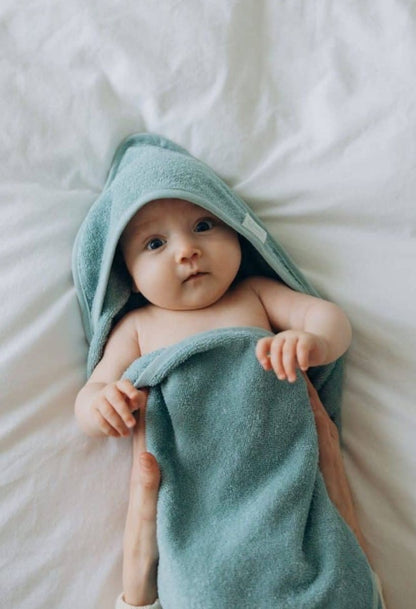 Badcape met naam – Persoonlijk en zacht kraamcadeau - Stonegreen - Maatje voor Maatje