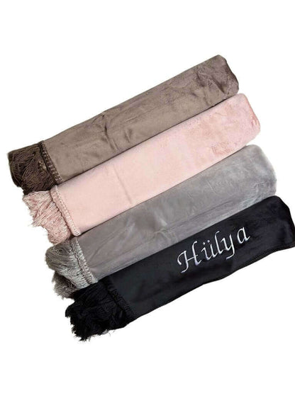 Gebedskleed met naam velvet - Taupe - Geborduurd - Maatje voor Maatje